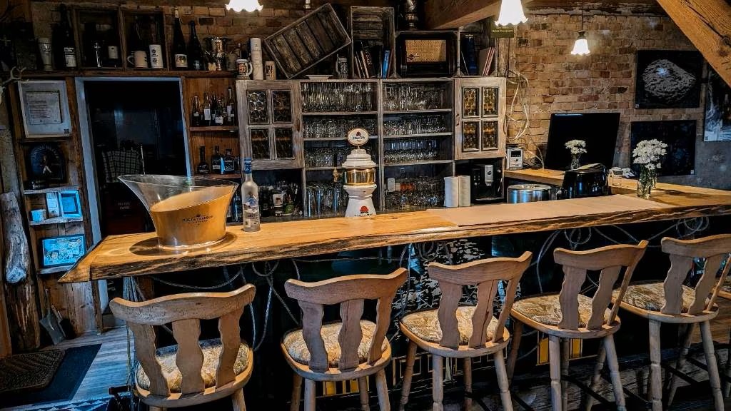 Rustikale Bar mit Holztheke