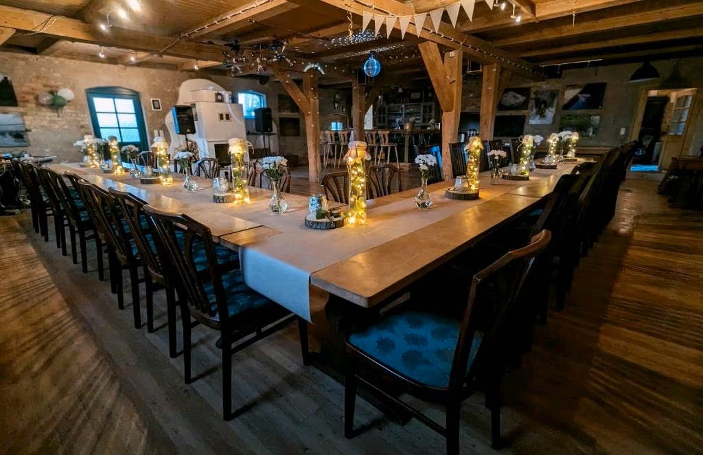 Festlich eingedeckte Tafel im Festsaal