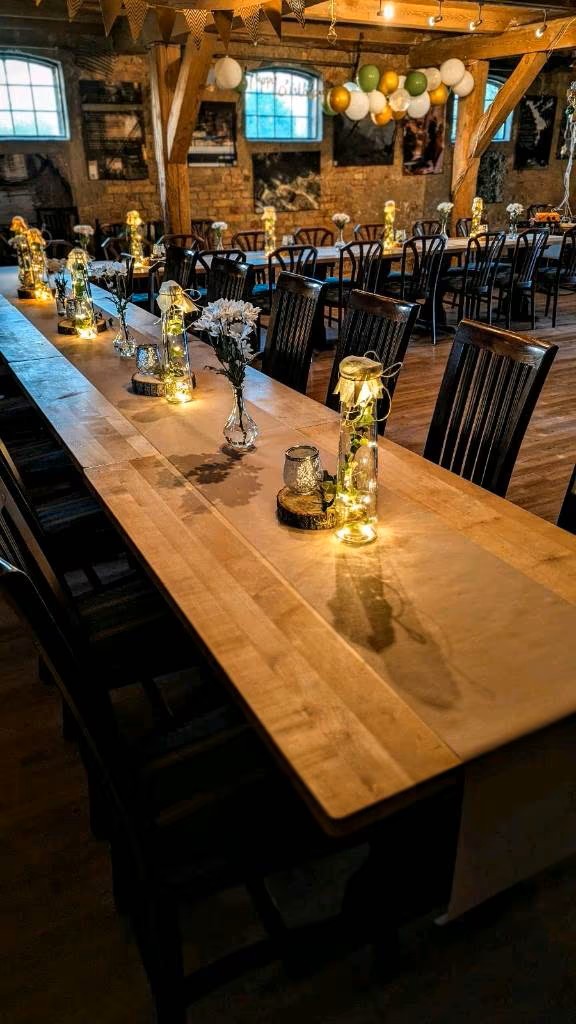 Lange Festtafel mit Kerzenlicht